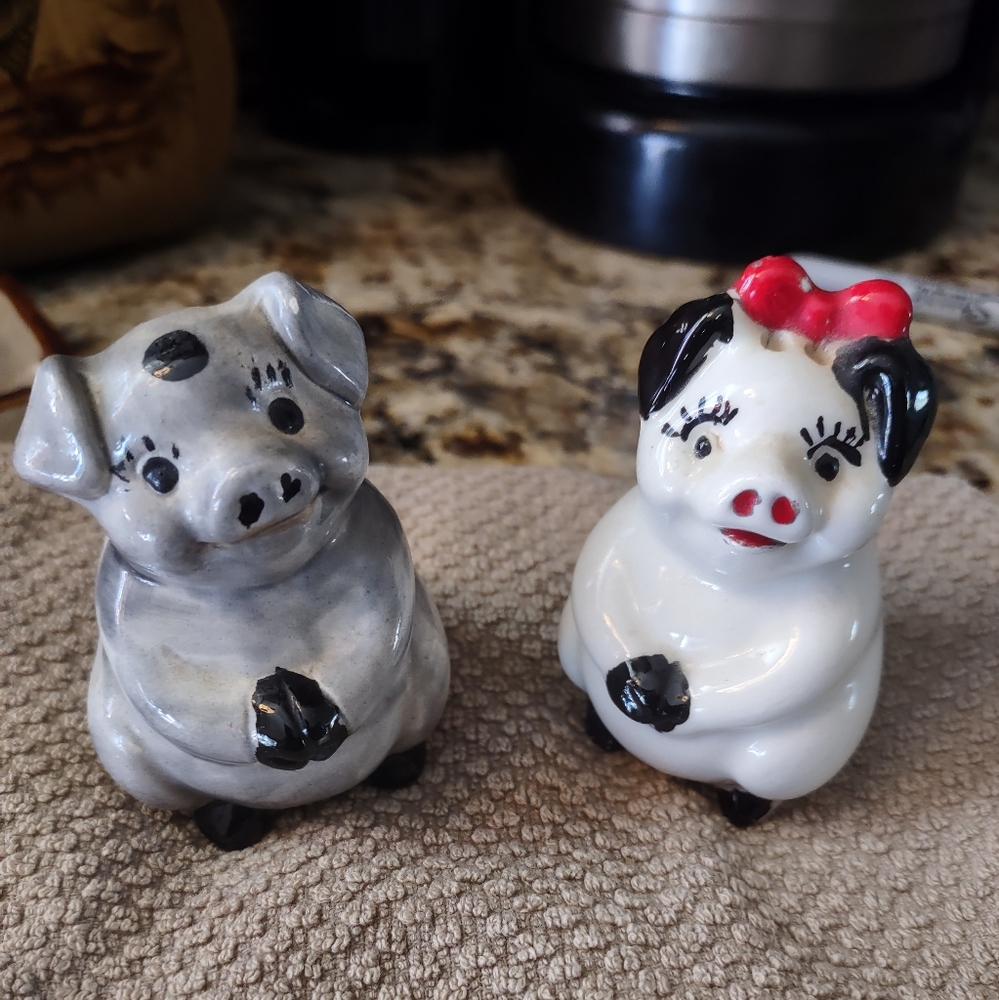 Shawnee Pottery Vintage salt and pepper shaker set
